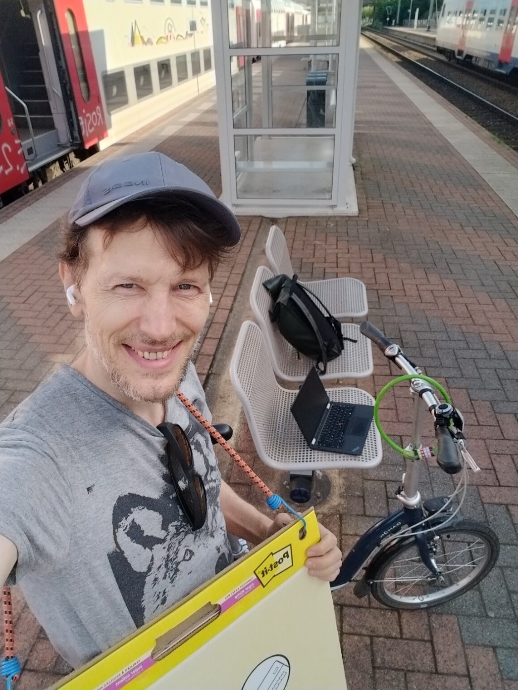 Jeroen op het perron met plooifiets en sessiemateriaal